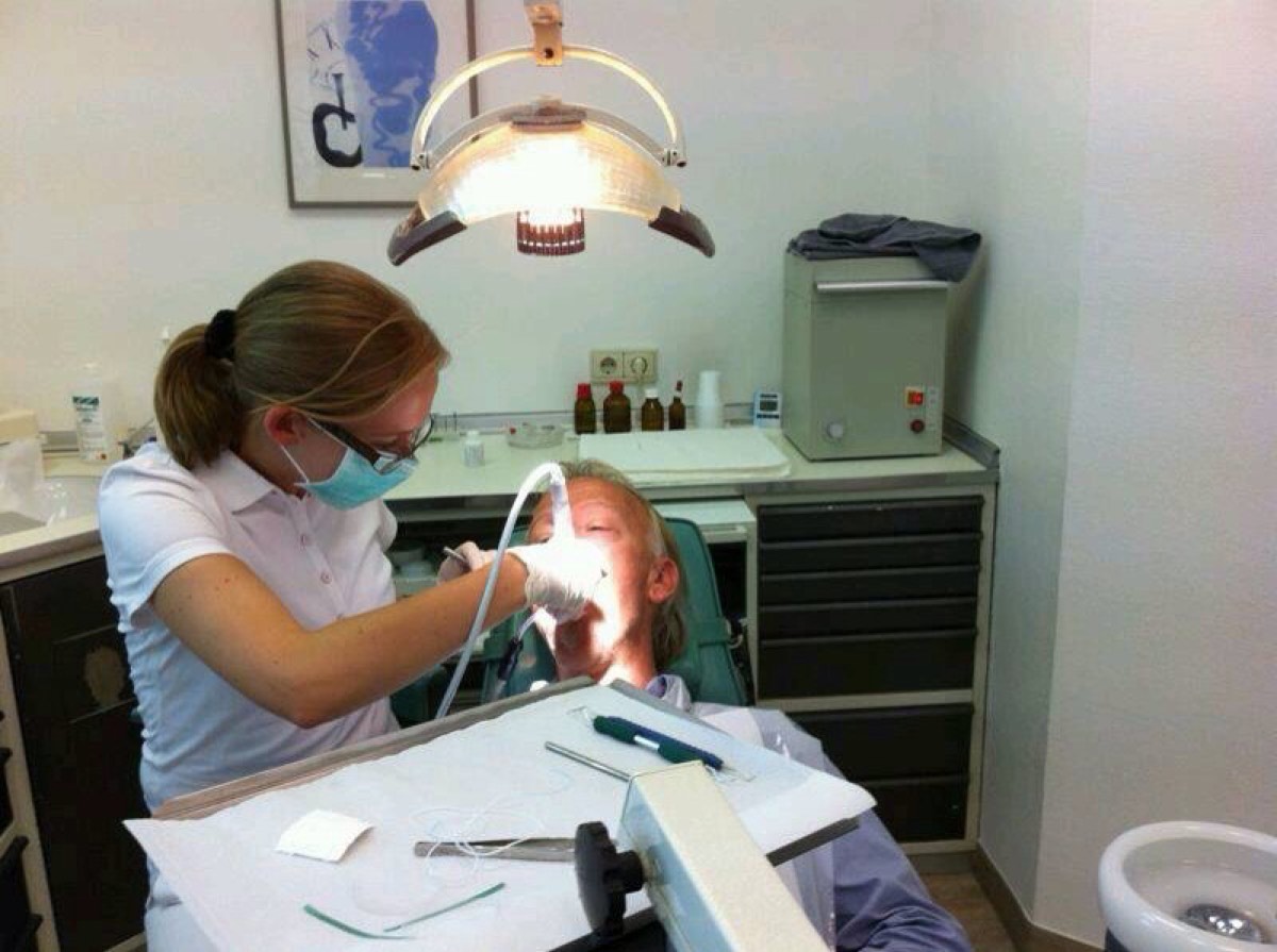 Esquema de las partes de un implante dental